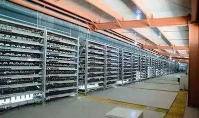 Mining farm hosting facility with rows of mining rigs